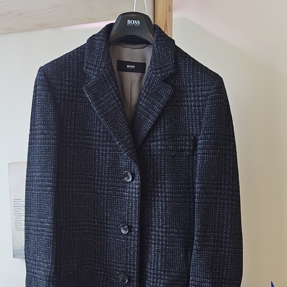 Hugo Boss Men's Slim Dark Plaid Blazer Style Coat Size 46 - Never Worn
